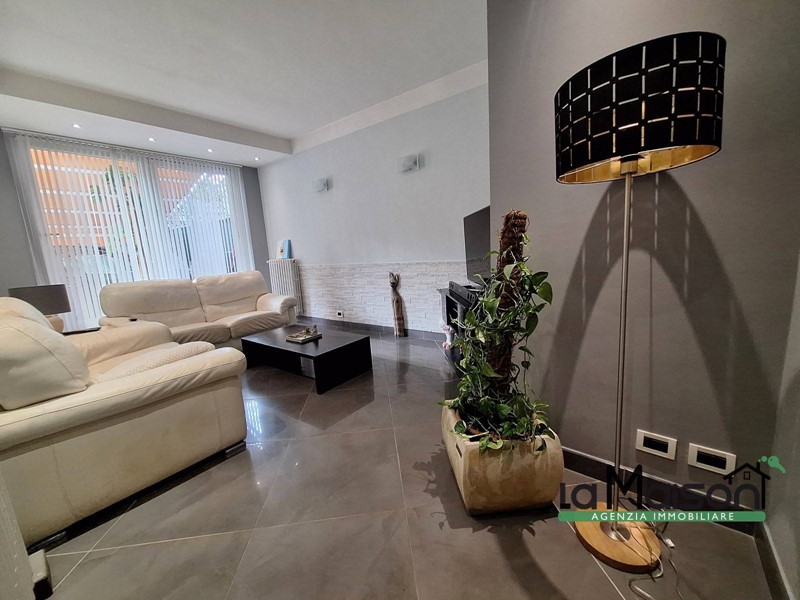 Casa Indipendente in Vendita a Ivrea, 243'000€, 200 m²