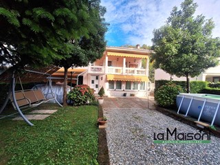 Casa Indipendente in Vendita a Ivrea, 243'000€, 200 m²