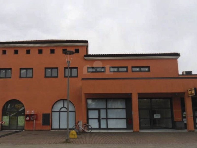 Immobile commerciale in Vendita a Verolanuova, 400'000€, 830 m²