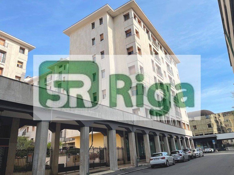 Ufficio in Vendita a Gallarate, 175'000€, 180 m²