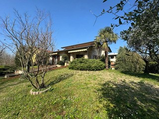 Villa in Vendita a Gerenzano, 499'000€, 250 m²