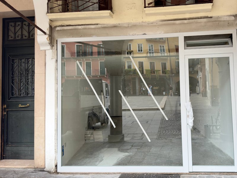 Negozio in Affitto a Padova, 2'500€, 33 m²