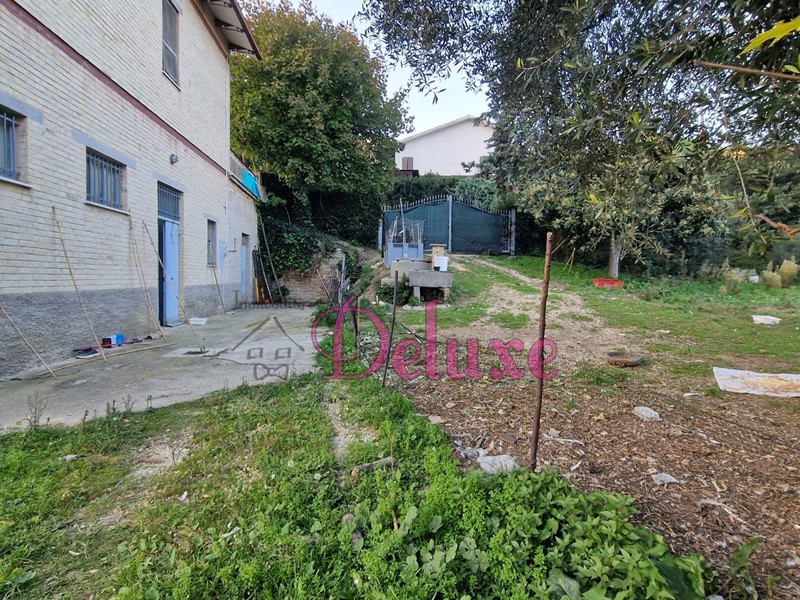 Casa Indipendente in Vendita a Corridonia, 150'000&euro;, 300 m²