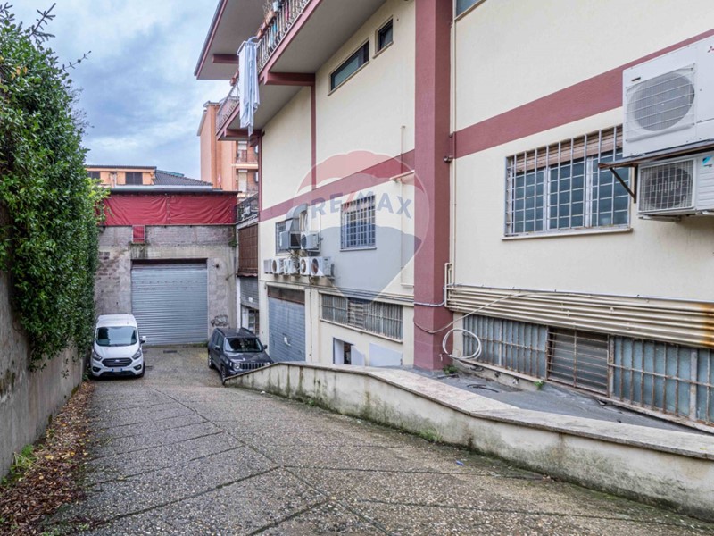 Immobile commerciale in Vendita a Guidonia Montecelio, 385'000€, 485 m²