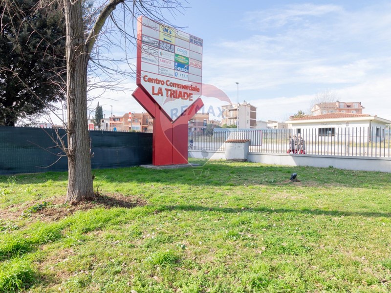 Immobile commerciale in Vendita a Guidonia Montecelio, 240'000€, 125 m²