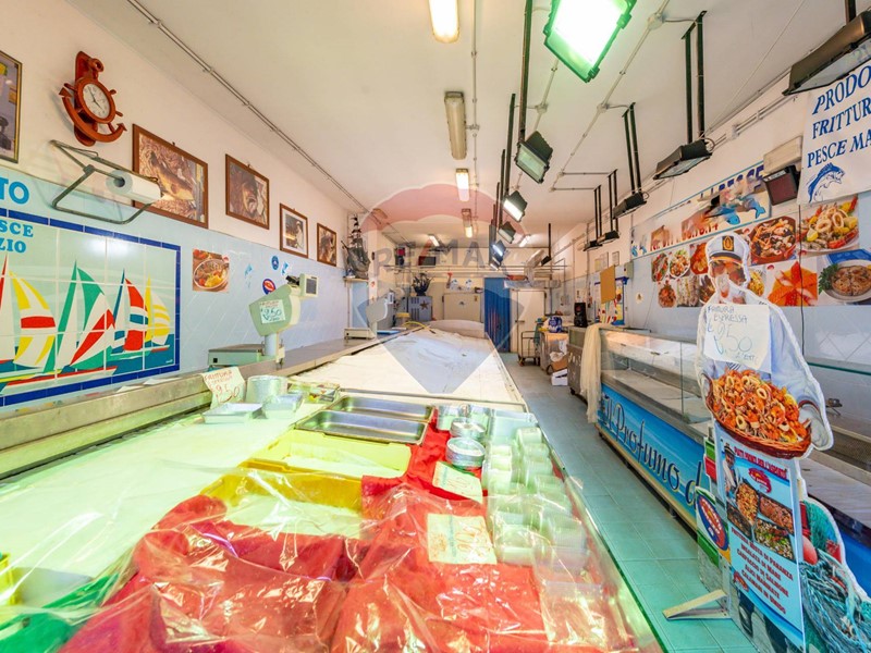 Immobile commerciale in Vendita a Guidonia Montecelio, 210'000€, 92 m²