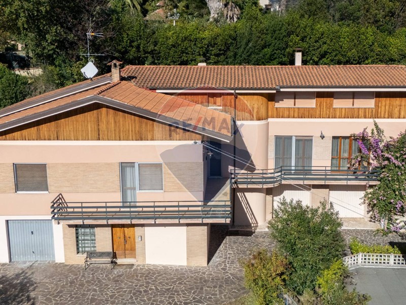 Casa Indipendente in Vendita a Corinaldo, 315'000€, 370 m²
