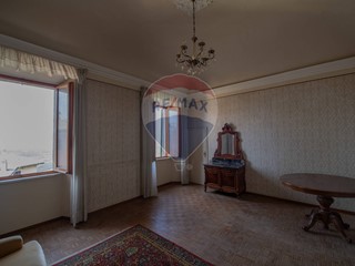 Appartamento in Vendita a Arcevia, 47'000€, 180 m²