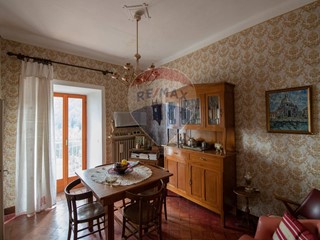 Casa Semi Indipendente in Vendita a Arcevia, 65'000€, 202 m²