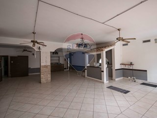 Immobile commerciale in Affitto a Senigallia, 900€, 118 m²