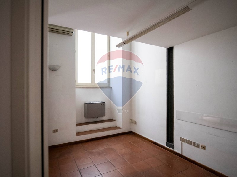 Ufficio in Affitto a Senigallia, 900€, 82 m²