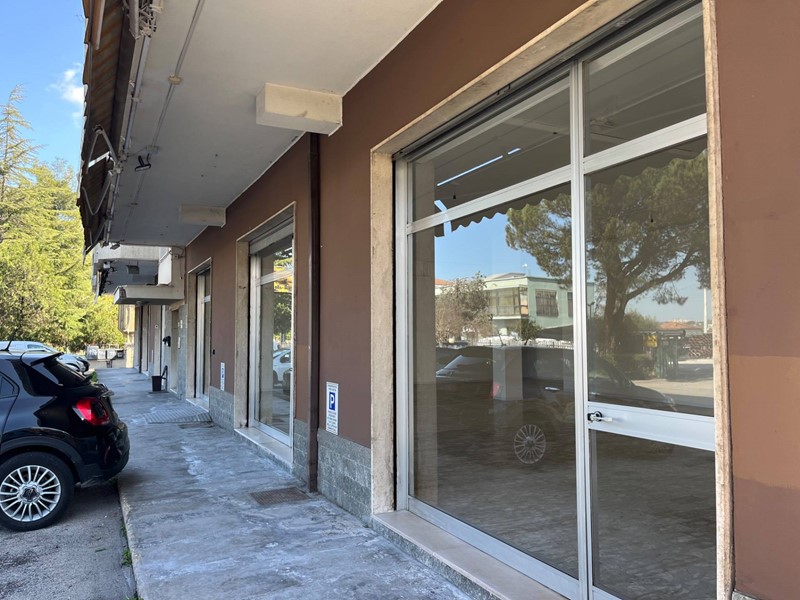 Immobile commerciale in Affitto a San Giovanni Teatino, 1'800&euro;, 170 m²