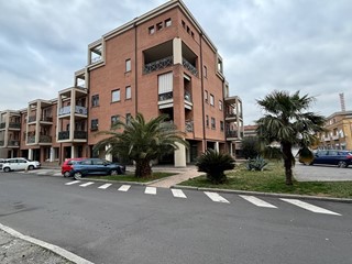 Negozio in Affitto a Varedo, 1'150&euro;, 147 m²