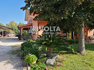 Villa in Vendita a Sabaudia, 429'000&euro;, 380 m²