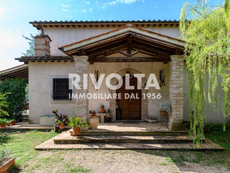 Villa in Vendita a Tarano, 365'000&euro;, 400 m², con Box