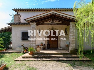 Villa in Vendita a Tarano, 365'000&euro;, 400 m², con Box