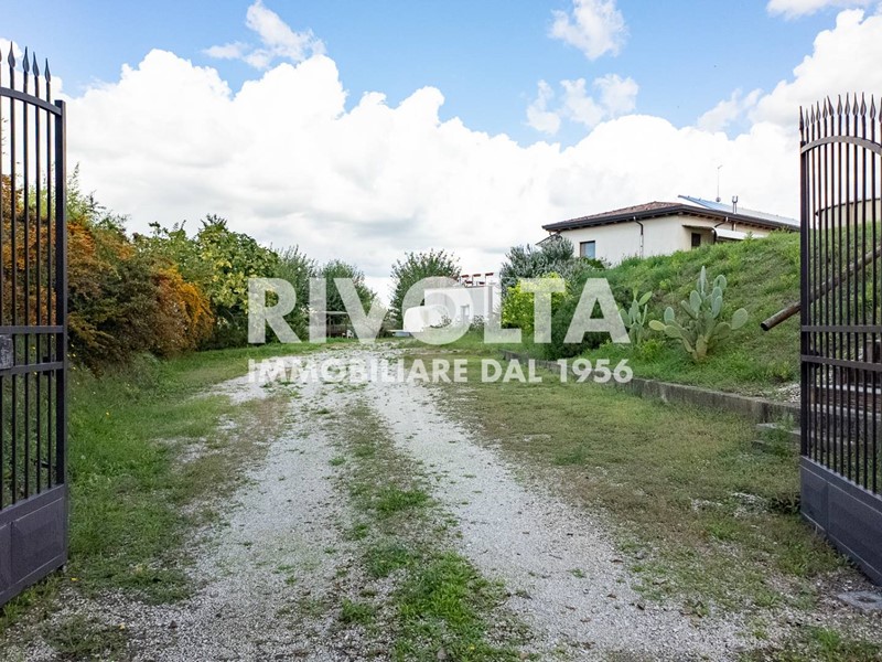 Villa in Vendita a Collevecchio, 949'000&euro;, 900 m²