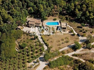 Quadrilocale in Vendita a Spoleto, 300 m²