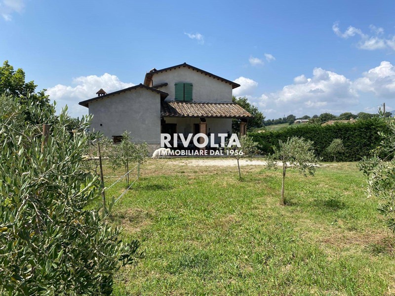 Villa in Vendita a Avigliano Umbro, 230'000€, 266 m²