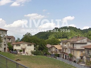 Rustico in Vendita a Isola del Gran Sasso d'Italia, 79'000€, 210 m²
