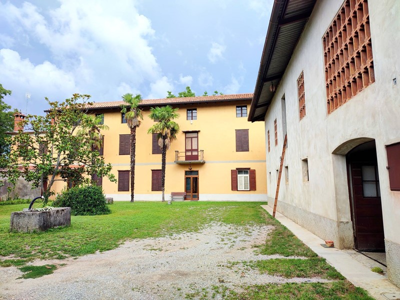 Rustico in Vendita a Farra d'Isonzo, 369'000€, 1350 m²