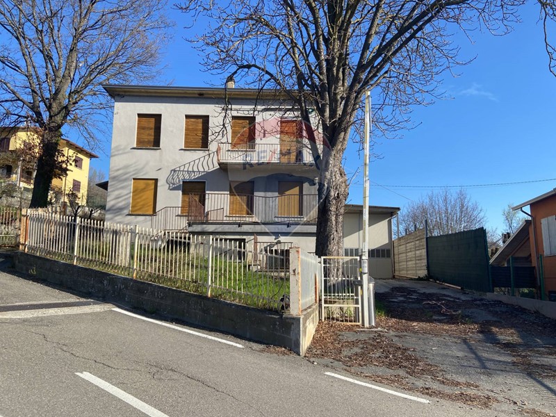 Appartamento in Vendita a Varano de' Melegari, 60'000&euro;, 1048 m²