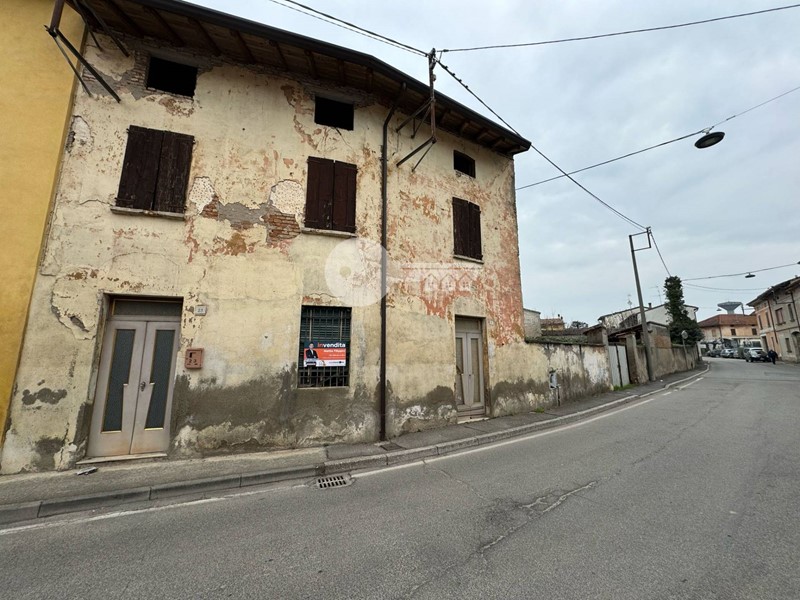 Casa Indipendente in Vendita a Pralboino, 157'000€, 229 m²