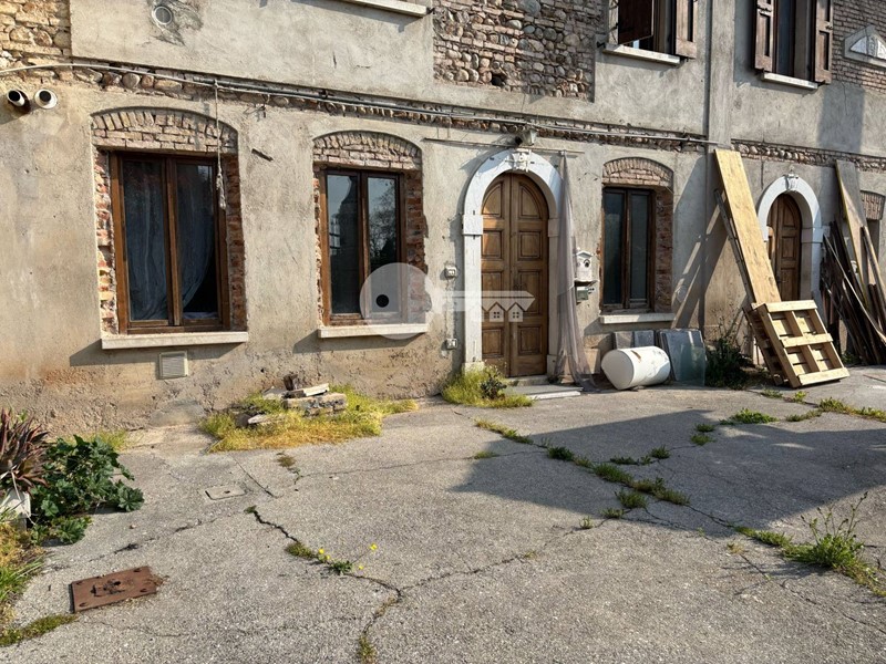 Trilocale in Vendita a Montichiari, 75'000€, 68 m²