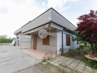 Casa Indipendente in Vendita a Ghedi, 249'000€, 350 m²