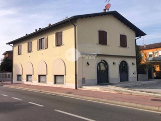 Immobile commerciale in Affitto a Ghedi, 1'600€, 137 m²