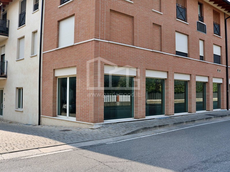 Negozio in Vendita a Montichiari, 240'000€, 170 m²
