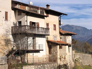 Casa Semi Indipendente in Vendita a Valvestino, 158'000€, 223 m²
