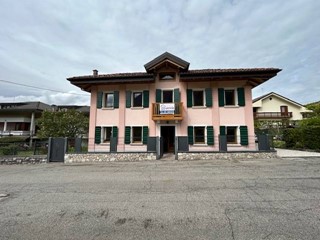 Casa Semi Indipendente in Vendita a Feltre, 220'000€, 120 m²