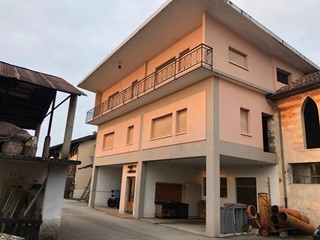 Casa Semi Indipendente in Vendita a Cesiomaggiore, 84'900€, 250 m²