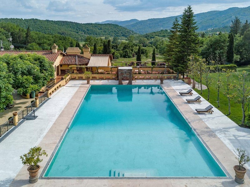 Attività commerciale in Affitto a Bagno a Ripoli, 12'000€, 1164 m²