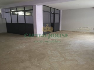 Immobile commerciale in Affitto a San Nicola la Strada, 1'500€, 190 m²