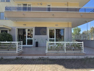 Immobile commerciale in Affitto a San Nicola la Strada, 1'100€, 95 m²