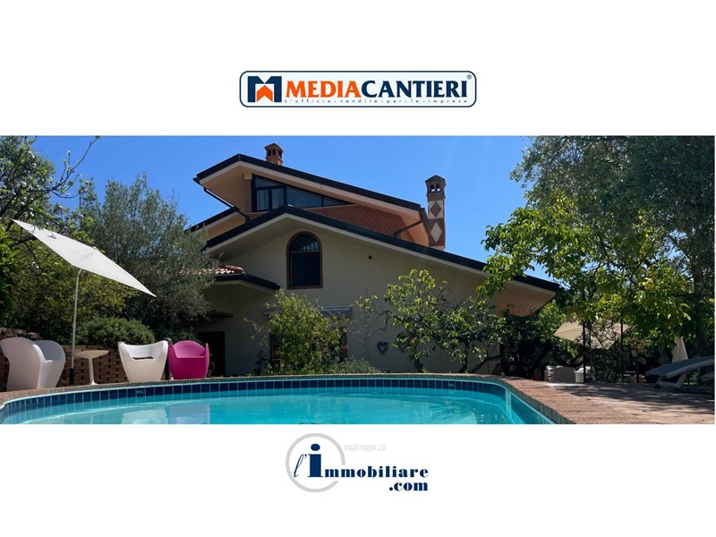 Villa in Vendita a Città Sant'Angelo, 550'000€, 442 m²