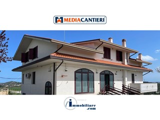 Villa in Vendita a Moscufo, 330'000€, 373 m²