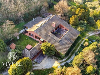 Villa in Vendita a Terni, 450'000€, 501 m²