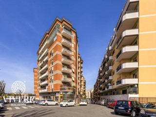 Immobile commerciale in Vendita a Roma, 270'000€, 990 m²