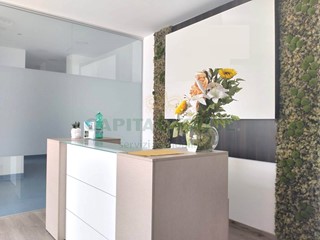 Immobile commerciale in Affitto a Santa Maria Capua Vetere, 1'200€, 130 m²