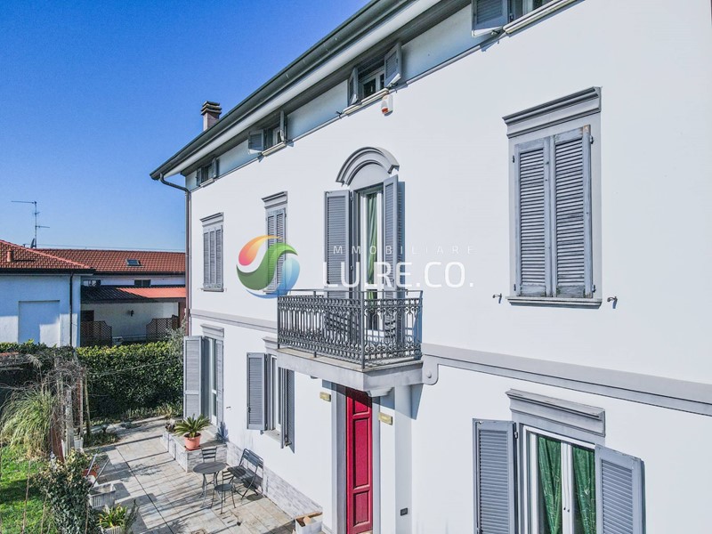 Villa in Vendita a Inverigo, 495'000€, 396 m²