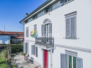 Villa in Vendita a Inverigo, 495'000€, 396 m²