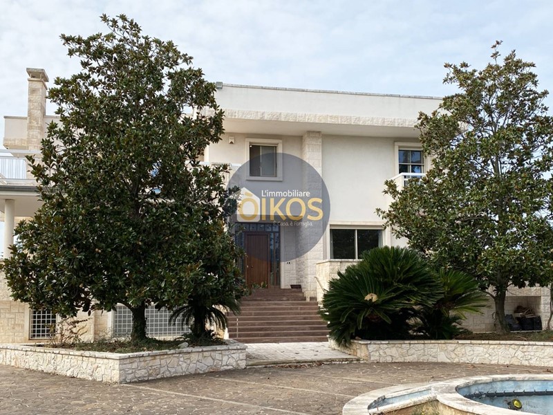 Villa in Vendita a Castellana Grotte, 595'000€, 440 m²