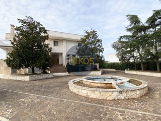 Villa in Vendita a Castellana Grotte, 595'000€, 440 m²