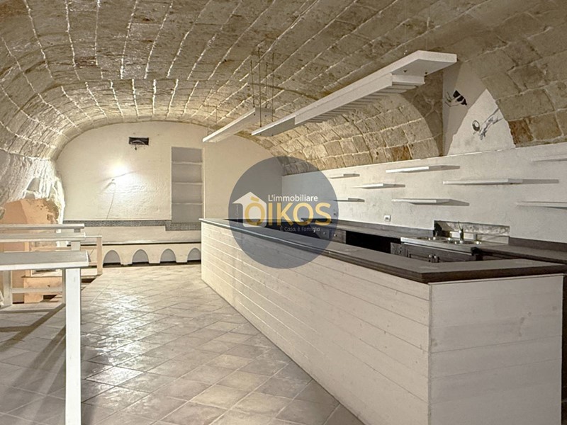 Immobile commerciale in Vendita a Polignano a Mare, 240'000€, 215 m²
