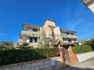 Appartamento in Vendita a Camigliano, 99'000€, 175 m²