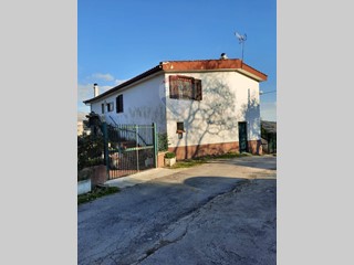 Rustico in Vendita a Minturno, 170'000€, 220 m²