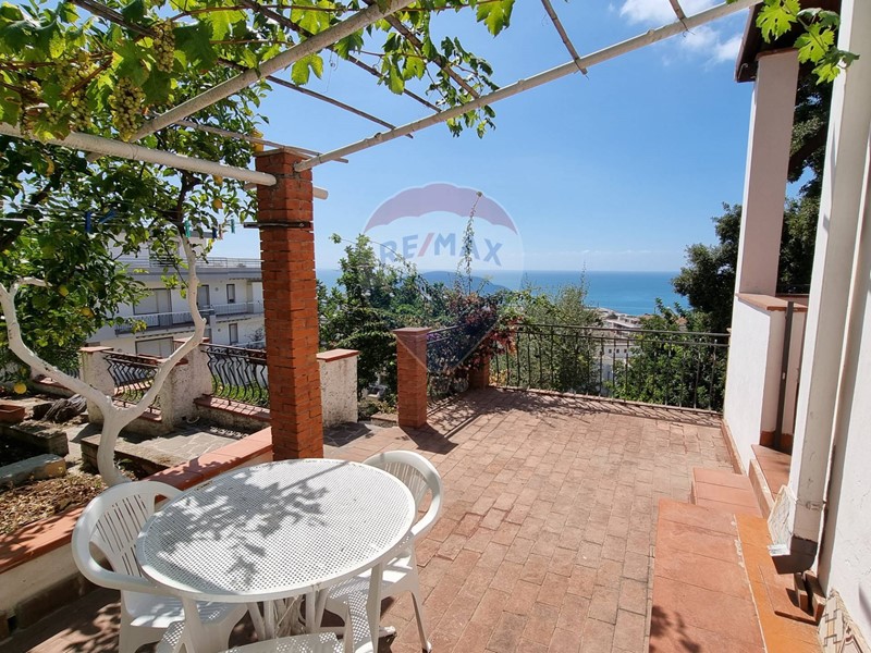 Villa in Vendita a Formia, 790'000€, 250 m²